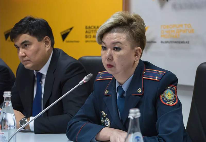 Антикор задержал Гульвиру Доненбаеву – миграционного полицейского, чью прическу обсуждали в соцсетях