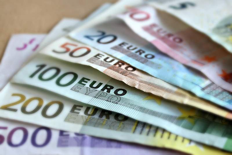 Евро в обменниках вырос до 508 тенге, некоторые банки продают валюту и дороже