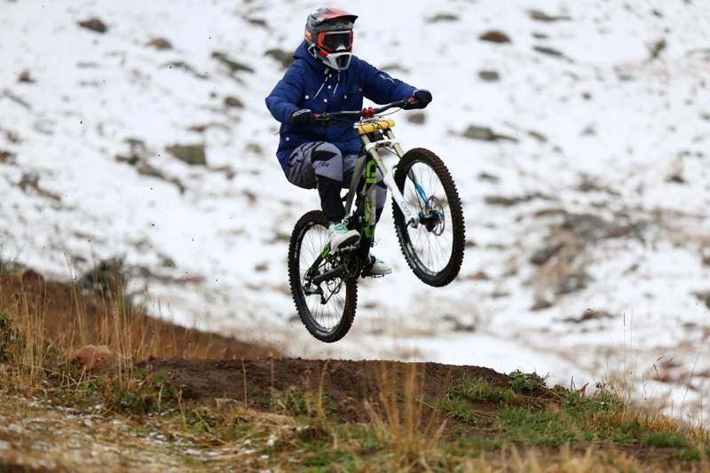 Первый день Almaty Mount Fest 2023: массовый поход и захватывающий downhill