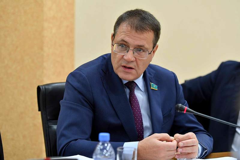Сенатор возмутился высокими ценами на погребение в Астане