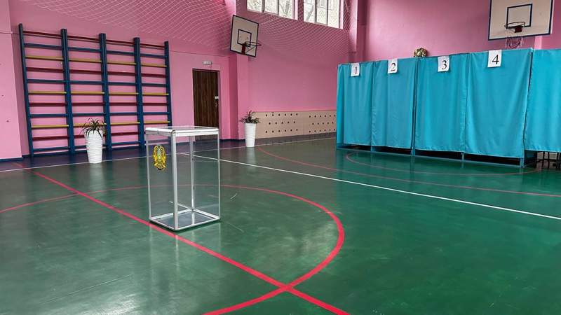 В день выборов из участков удалили 11 наблюдателей Erkindik Qanaty