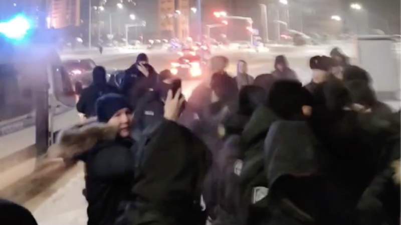 Полиция задержала участников несогласованного митинга в Астане