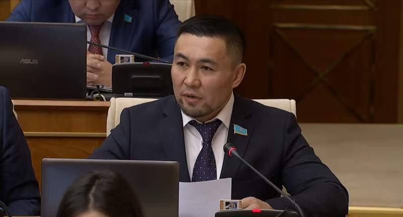 Убегавший от журналистов депутат потребовал принять закон о запрете гей-пропаганды