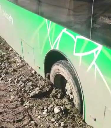 Улицы Алматы тонут в грязи вместе с автобусами