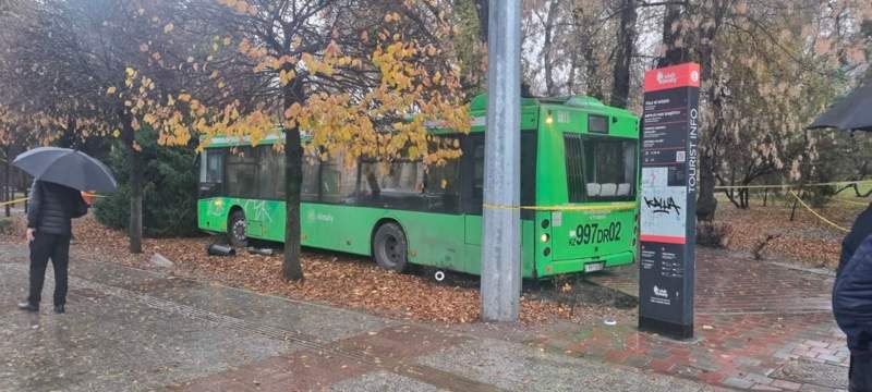 В Алматы столкнулись автобусы. Погиб человек