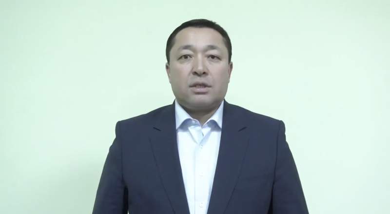 Аким Жанаозена Айбек Косуаков обратился к собравшимся на площади жителям через видео