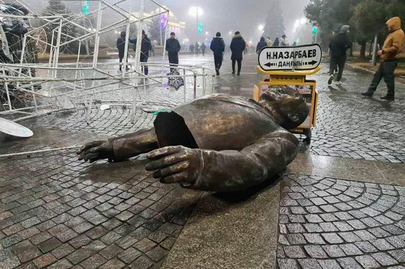 Снесенный памятник Назарбаеву в Талдыкоргане могут заменить на скульптуру Абая