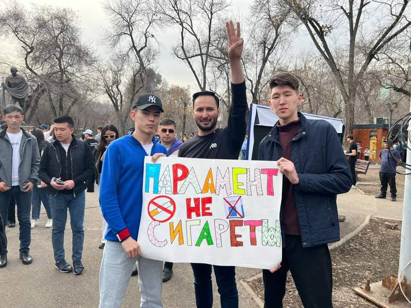 «Парламент – это не сигареты». Respublica провела митинг в Алматы