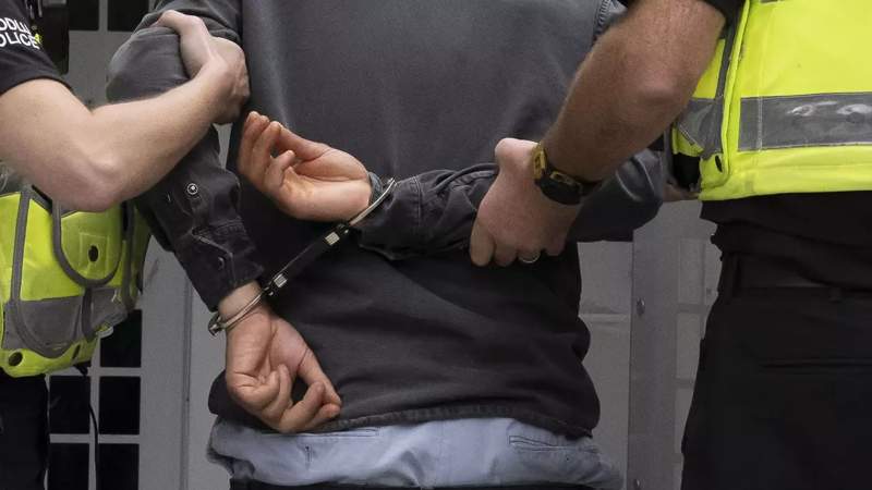 В Астане судят мужчину, захватившего заложников в отделении Kaspi Bank Астаны