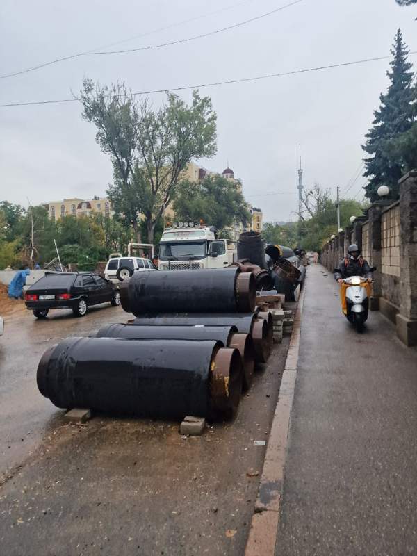 Акимат Алматы заявил о готовности к отопительному сезону. Но трубы теплосетей продолжают лежать на дорогах