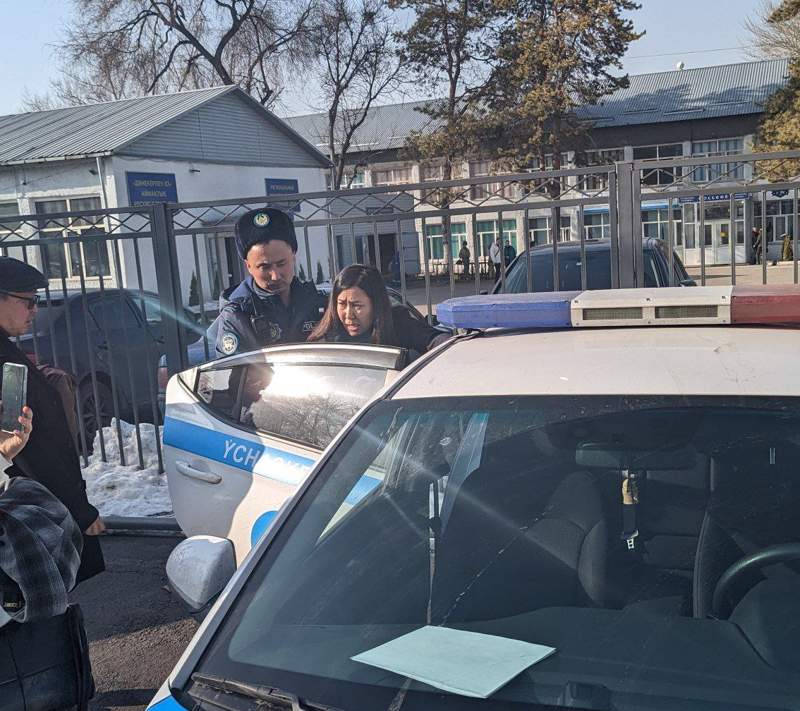 Кандидата в депутаты мажилиса Тлеужан полиция насильно увезла домой после регистрации кандидатом