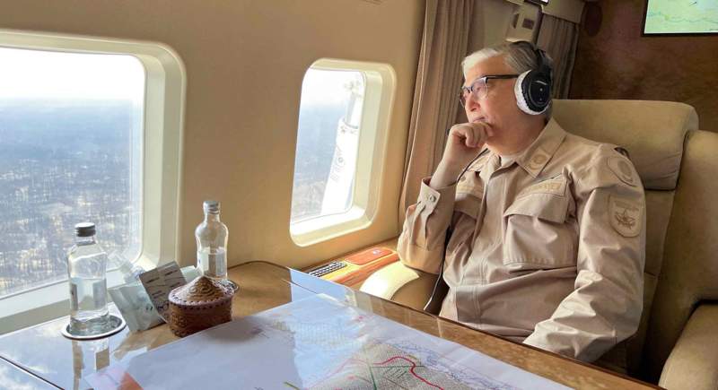 Токаев осмотрел пожар с вертолета