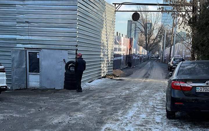 В Алматы перекрытую улицу из-за стройки освободили после жалоб журналистов и общественников