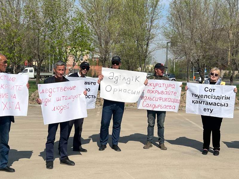 Попытка дачи взятки: родственники экс-директора  филиала Наццентра экспертизы устроили митинг в Астане