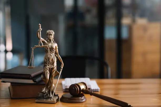 Судья не допустил адвоката к заседанию из-за его пребывания в авто