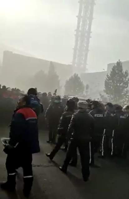 Заводские рабочие устроили забастовку из-за грубости российского начальника
