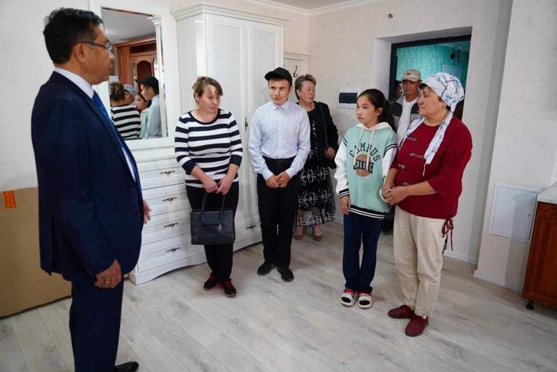 Семьям погибших лесничих, в том числе тракториста Сергея Архипова, вручили ключи от квартиры