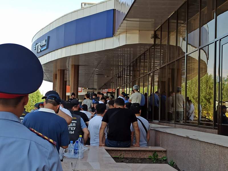 В отделении Kaspi предположительно 7 заложников – полиция