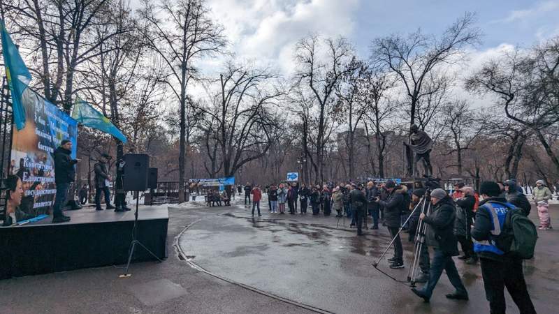 Клятва, рэп и анонсы. Как прошёл агитационный митинг в Алматы