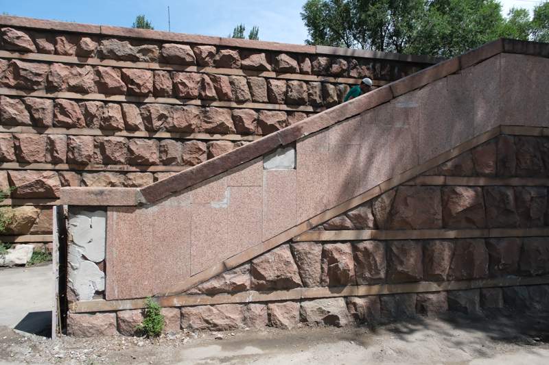 «Жители сами попросили привести в порядок». Как акимат Алматы пытается замять скандал вокруг снятой облицовки моста на Сейфуллина