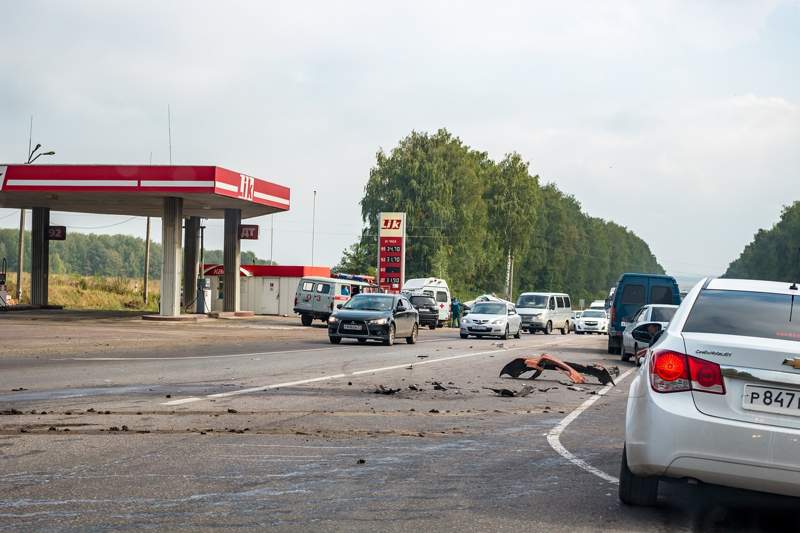 В Алматы машина въехала в автобусную остановку. Пострадали 7 человек