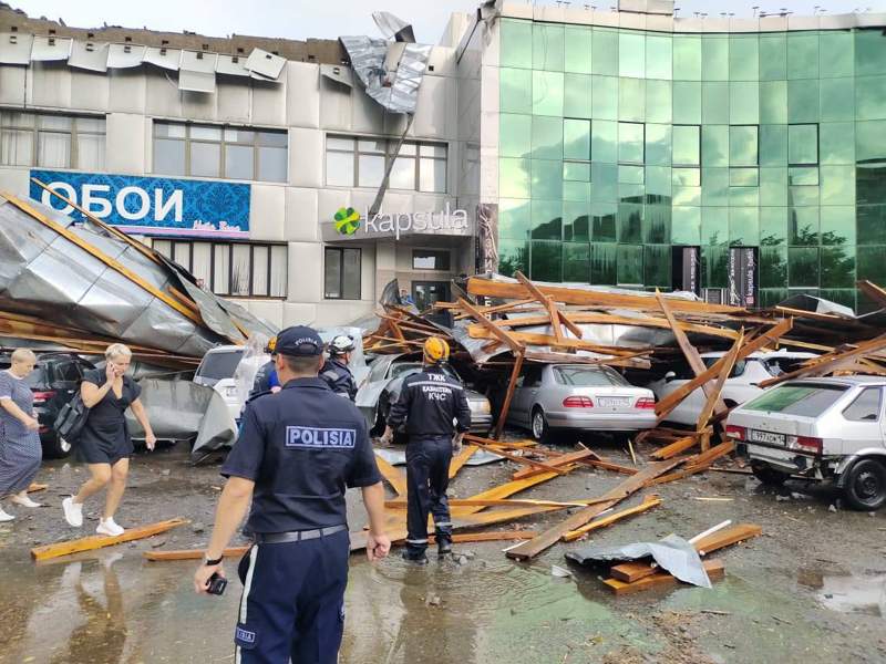 Крыша обвалилась в торговом доме в Павлодаре, из под завала с переломами ног достали мужчину – МЧС