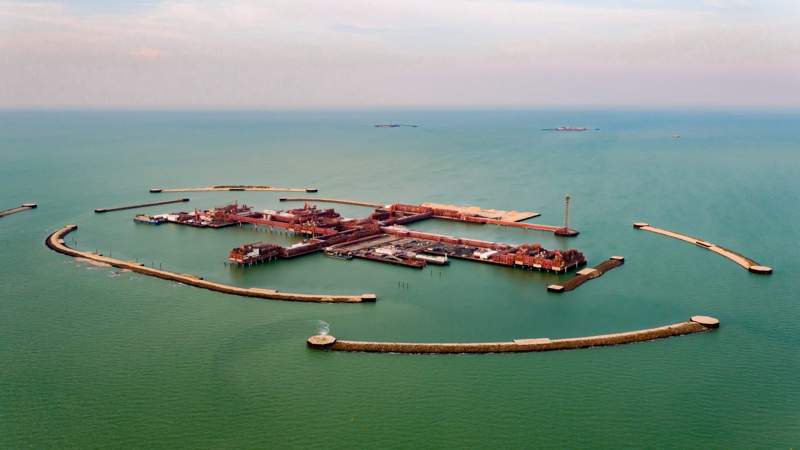 Из-за шторма в Чёрном море в Казахстане вдвое снизили добычу нефти