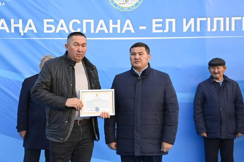 Аким с недовольным лицом вручил ключи: герой завирусившегося видео прокомментировал ролик