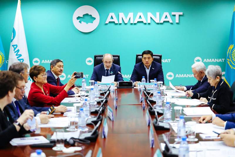 Неслышащие партийцы: 21 аким и 8 депутатов получили выговор от Amanat