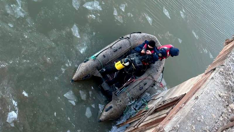 Спасатели погружаются в ледяную воду для восстановления водоснабжения в Атырау