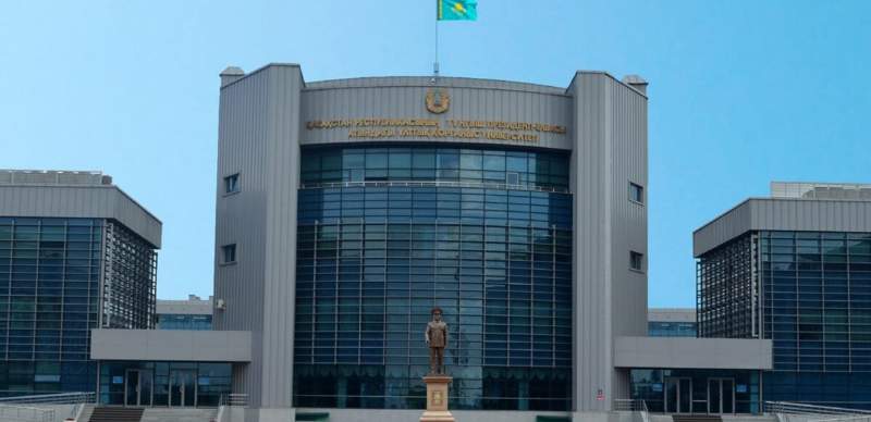 Памятник Назарбаеву демонтировали перед университетом обороны в Астане 