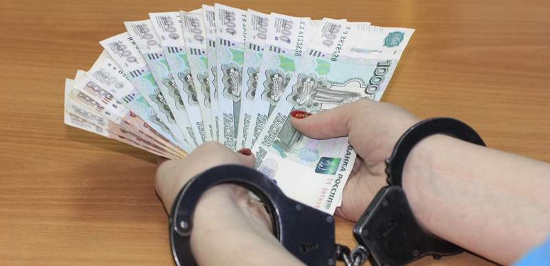 Районного судью Атырауской области поймали с поличным при получении 2,5 млн тенге