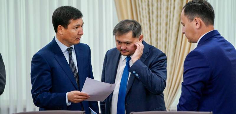Министр науки прорекламировал казахстанскую парфюмерию в правительстве