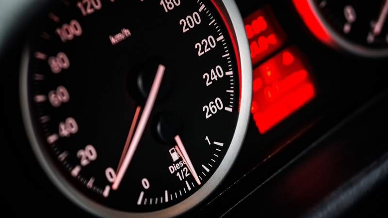 Отмена занятий у школьников ускоряет трафик Алматы на 25%
