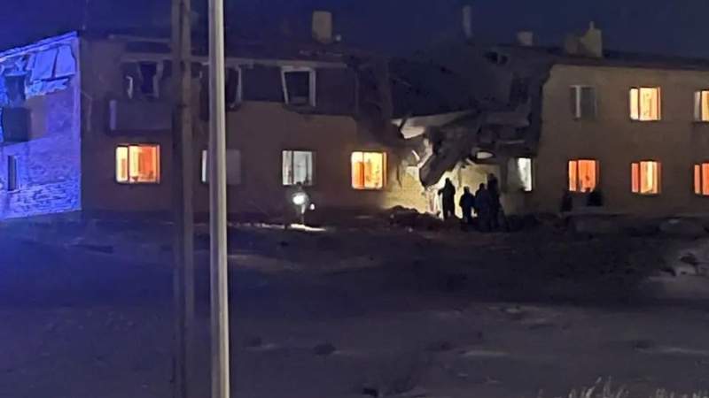 Двух человек под завалами обрушившегося после взрыва газа дома ищут в Карагандинской области