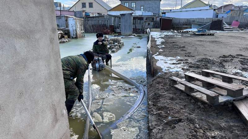 В Атырау продолжают бороться с последствиями непогоды