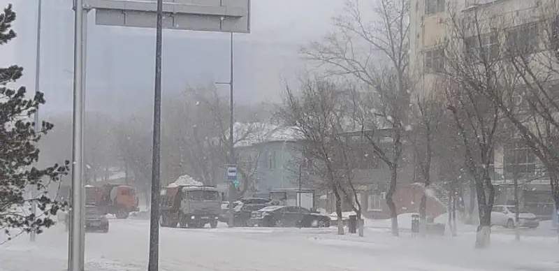 Почти 500 человек обратились в травмпункты из-за бурана и гололедицы в Астане