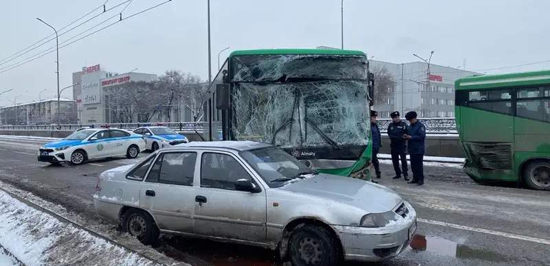 Массовое ДТП в Алматы: столкнулись три автобуса и легковушка