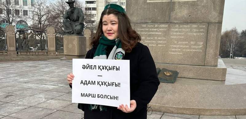 Активистка Камила Енсеген вышла на одиночный пикет в Алматы