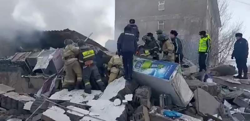 Газ взорвался в магазине Темиртау. Спасатели ищут под завалами мужчину 
