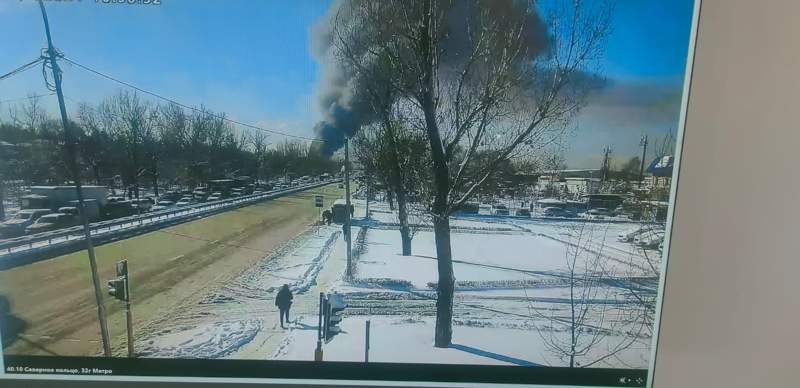 На барахолке в Алматы горит складское помещение