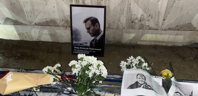 Память Алексея Навального почтили в Астане и Алматы