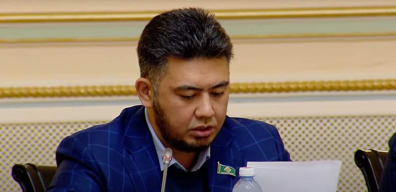 Депутат маслихата города Алматы использовал нецензурную лексику, читая свой запрос
