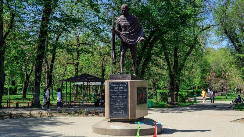 И.о. акима Алматы Аскар Амрин разрешил митинг за права женщин. Феминистки выступили против