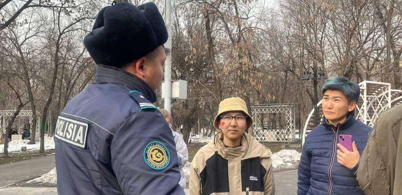 Феминисток пытались задержать в Алматы за фото с радужным флагом