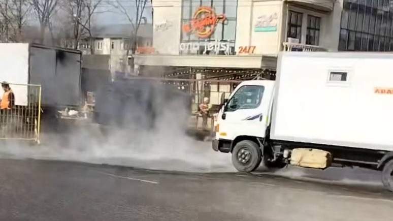 В Алматы прорвало теплотрассу в Ауэзовском районе 