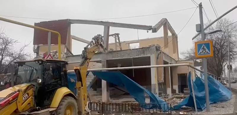 В Наурызбайском районе Алматы сносят незаконно построенное здание