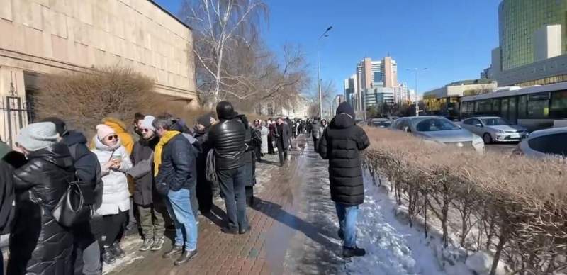 Выборы президента России: очереди образовались у генконсульств России в Астане и Алматы