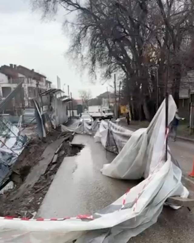 Проливные дожди в Алматы: в Южной столице провалилась дорога