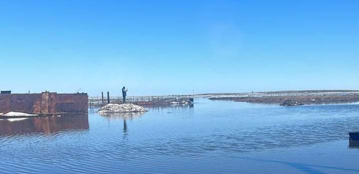 Село в Улытауской области топит из-за перелива воды через дамбу